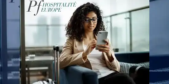 Photographie d'une jeune femme lisant sur son smartphone, pour illustrer le lancement de la SCPI PF Hospitalité Europe gérée par PERIAL Asset Managemt