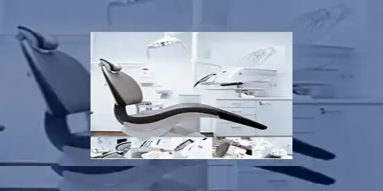Salle de dentiste composée d'un siège noir au centre et des appareils de chirugie dentaire autour