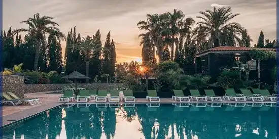 Photographie en couleurs d'une piscine d'hôtel pour illustrer le thème de l'hôtellerie de plein air