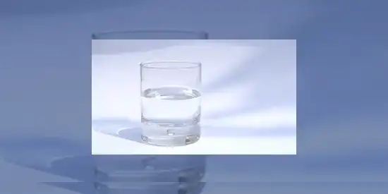 Photographie en couleurs d'un verre d'eau pour illustrer la Journée mondiale de l'eau