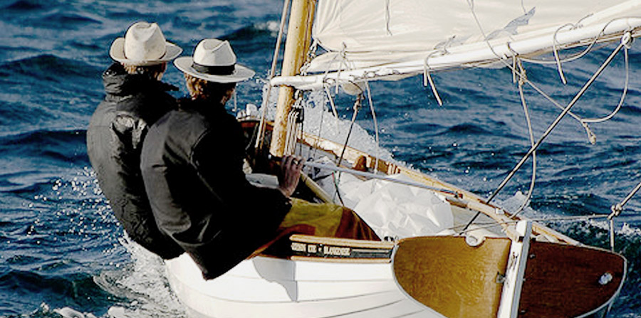 photographie de deux navigateurs à bord d'un petit voilier qui forment une équipe pour braver les éléments