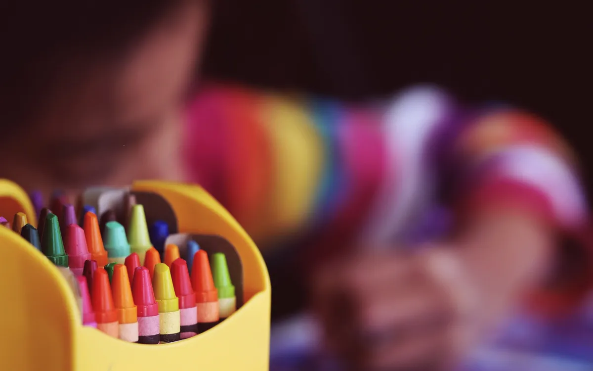 image représentant des crayons de différentes couleurs illustrant la multitude de solutions et de supports d'investissement