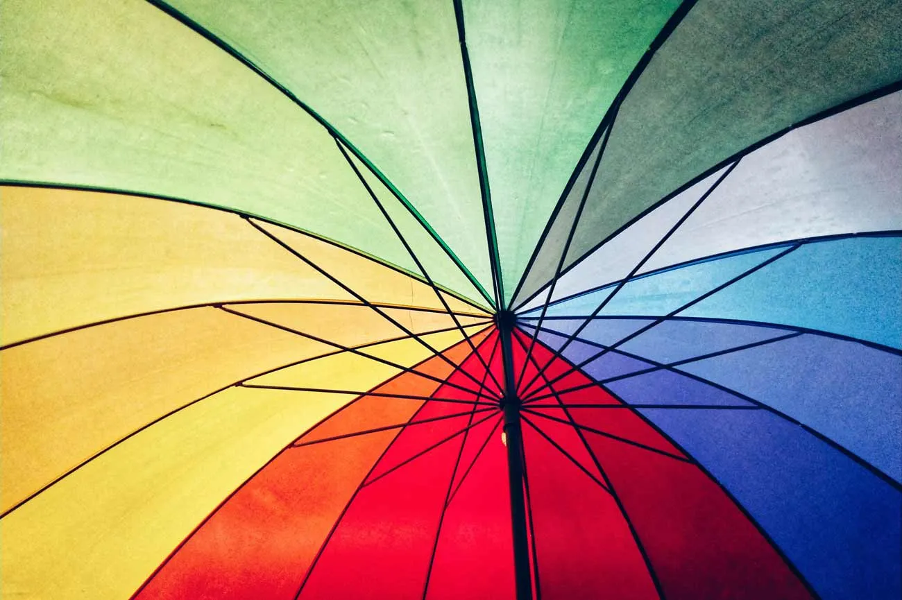 parapluie multi-couleur représentant la diversité des situations que revêt la catégorie des contrats de capitalisation