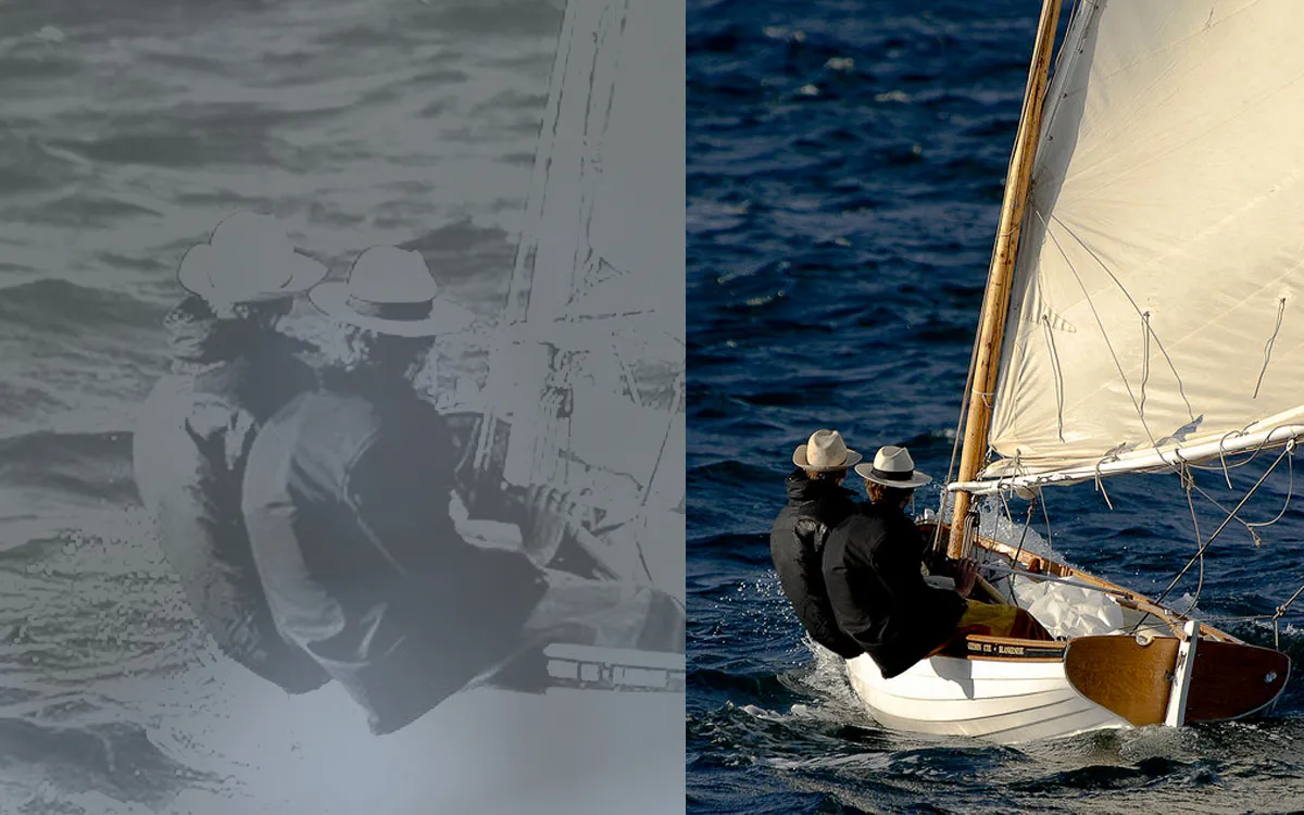 photographie de deux personnes dans un petit voilier qui symbolise le client et son conseiller ensemble dans le meme bateau